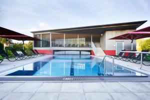 Bazén v ubytování Spa Hotel Bründl nebo v jeho okolí