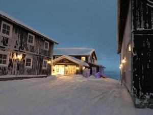 a house in the snow at night at Kvitfjell Hotel Kvitfjellvegen 492 in Kvitfjell