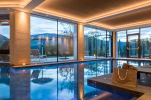 una piscina cubierta con vistas a una casa en Historic Hotel Alte Goste, en Valdaora