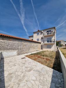 einen Steinweg vor einem Gebäude in der Unterkunft Apartment Sunrise, coastal Istra, Pula Duga Uvala Pavićini in Pavicini