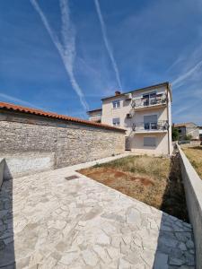 kamienny chodnik przed budynkiem w obiekcie Apartment Sunrise, coastal Istra, Pula Duga Uvala Pavićini w mieście Pavicini