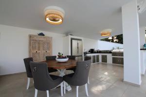 A kitchen or kitchenette at TESS Villa Le Clos Fleury