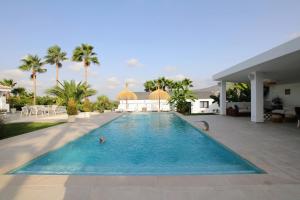 The swimming pool at or close to TESS Villa Le Clos Fleury