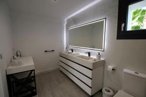 A bathroom at TESS Villa Le Clos Fleury