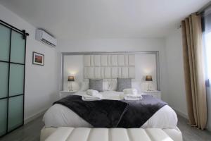 A bed or beds in a room at TESS Villa Le Clos Fleury
