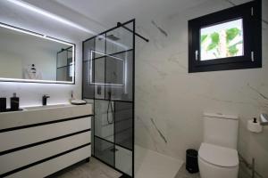 A bathroom at TESS Villa Le Clos Fleury