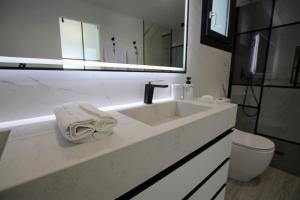 A bathroom at TESS Villa Le Clos Fleury