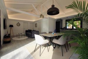 A seating area at TESS Villa Le Clos Fleury