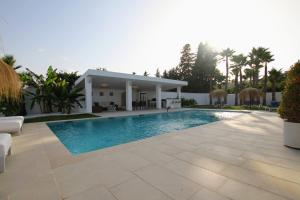 The swimming pool at or close to TESS Villa Le Clos Fleury