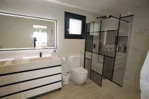 A bathroom at TESS Villa Le Clos Fleury