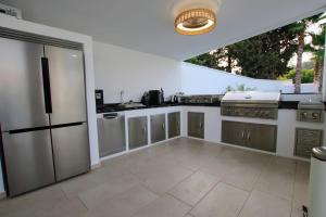 A kitchen or kitchenette at TESS Villa Le Clos Fleury