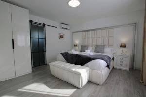 A bed or beds in a room at TESS Villa Le Clos Fleury