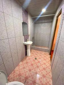 ein Bad mit einem Waschbecken und einem WC in der Unterkunft Guest House in Sewan