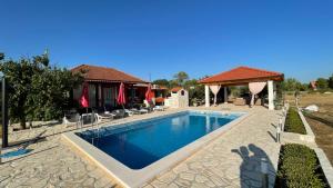 ein Swimmingpool vor einem Haus in der Unterkunft Family friendly house with a swimming pool Gornje Planjane, Zagora - 19733 in Unešić