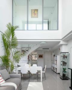 a living room with a white table and chairs at Ático Saona in Aduanas