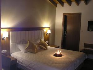 Postel nebo postele na pokoji v ubytování Livadia Hotel Kyperounta