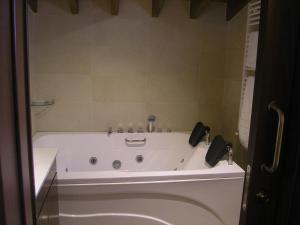 Koupelna v ubytování Livadia Hotel Kyperounta