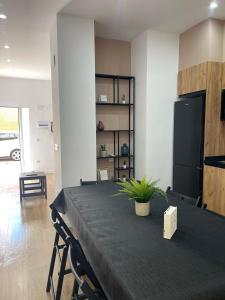 una mesa con una planta en una habitación en UIM Mediterraneo PB Luis Vives Wifi, en Puerto Sagunto 8 fotos más