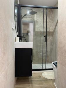 y baño con lavabo y ducha. en UIM Mediterraneo PB Luis Vives Wifi, en Puerto Sagunto
