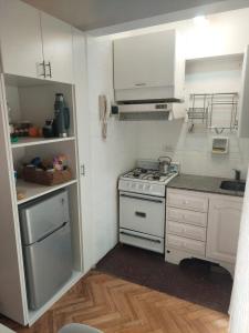 una piccola cucina con piano cottura e lavandino di SOHO PETIT STUDIO - EXCELENTE UBICACIÓN - Súper cómodo, completo - PALERMO a Buenos Aires