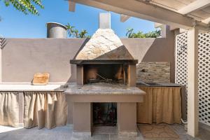 een pizza-oven buiten op een patio bij Villa Tore in Quartu SantʼElena