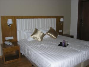 Postel nebo postele na pokoji v ubytování Livadia Hotel Kyperounta