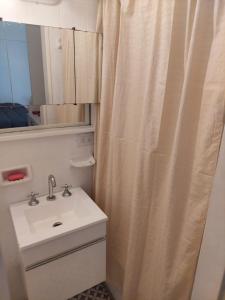 bagno con lavandino e tenda doccia di SOHO PETIT STUDIO - EXCELENTE UBICACIÓN - Súper cómodo, completo - PALERMO a Buenos Aires