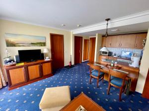 a hotel room with a kitchen and a dining room at Ferienwohnung Seeblick - Insel Usedom in Balm