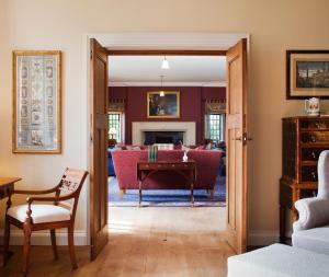 een woonkamer met een bank en een tafel bij Ard na Sidhe Country House Hotel in Killorglin