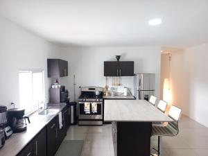 Kuchyň nebo kuchyňský kout v ubytování W's Hostel + 15 fotografií