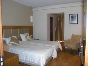 
a hotel room with a bed, desk, and chair at Livadia Hotel Kyperounta in Kyperounda
