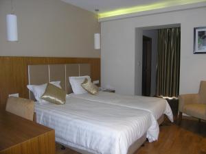 Postel nebo postele na pokoji v ubytování Livadia Hotel Kyperounta