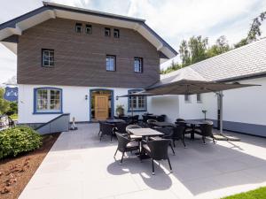 圣维特Gasthof Wisonbrona的建筑物前有桌椅的露台