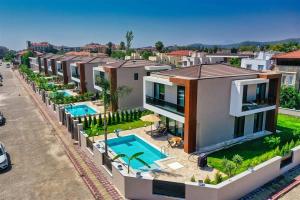 uma vista aérea de uma casa com piscina em Yedisu Villaları Family Only em Kemer