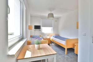 Zimmer mit 2 Betten und einem Tisch in einem Zimmer in der Unterkunft GROBO Apartments in Hamburg