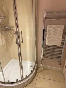 um chuveiro com uma porta de vidro na casa de banho em The Ashton Mews em Bristol