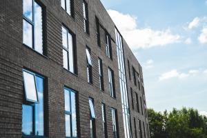 un edificio de ladrillo con ventanas laterales en Modern 1-Bed Apartment - City Centre - FREE Wi-Fi - New -, en Mánchester