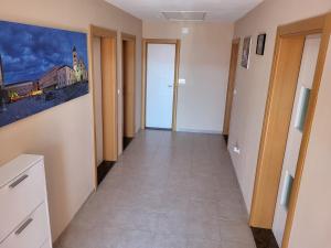 couloir d'une chambre avec couloir dans l'établissement Apartment Leonardo, à Vrsi