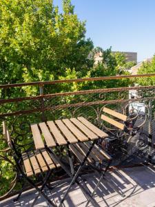 a bench sitting on top of a metal fence at Le Terracotta - Appartement centre ville avec balcon in Orange