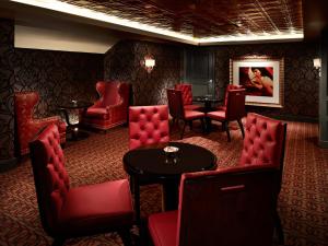 Χώρος καθιστικού στο Omni William Penn Hotel