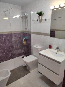 y baño con aseo, lavabo y ducha. en Casa Guira - Fuerteventura en Parque Holandes