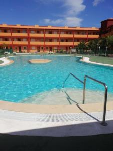 una gran piscina frente a un edificio en Casa Guira - Fuerteventura, en Parque Holandes