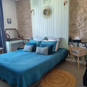 カルカソンヌにあるEntre Bastide et Citéのベッドルーム1室(青いベッド1台、青い枕付)