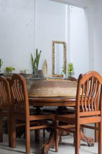 uma mesa de jantar com 4 cadeiras e um espelho em Vila murah di dekat kawasan wisata lembang em Citeureup 1