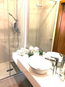 Un baño con dos lavabos y una ducha. en Almeida's House, en Viana do Castelo 4 fotos más
