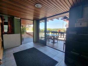 een kamer met uitzicht op een tafel en een patio bij Avalon Hotel in Overijse