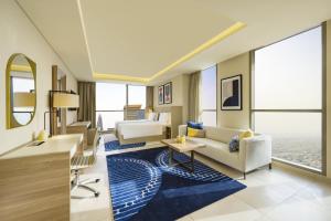 Χώρος καθιστικού στο voco Doha West Bay Suites by IHG