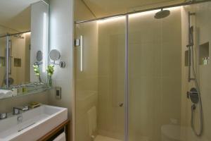 Ένα μπάνιο στο voco Doha West Bay Suites by IHG