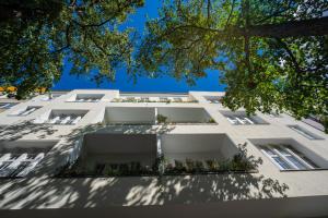 an office building with windows and plants in the courtyard at Hotel Bregenz in Berlin