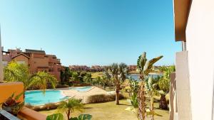 uma vista para um resort com duas piscinas e palmeiras em Casa Cocotero C-A Murcia Holiday Rentals Property em Torre-Pacheco
